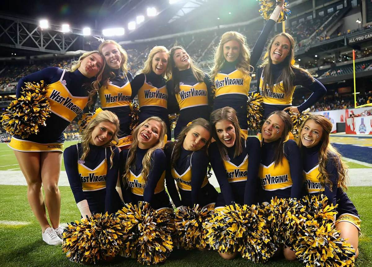 West_Viriginia-cheerleaders-Cactus_Bowl-YDY_8176.jpg