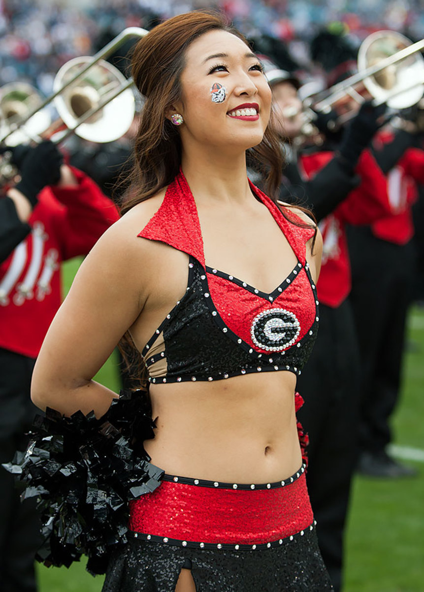 Georgia-Bulldogs-cheerleaders-DES1601025032_TaxSlayer_Bowl.jpg