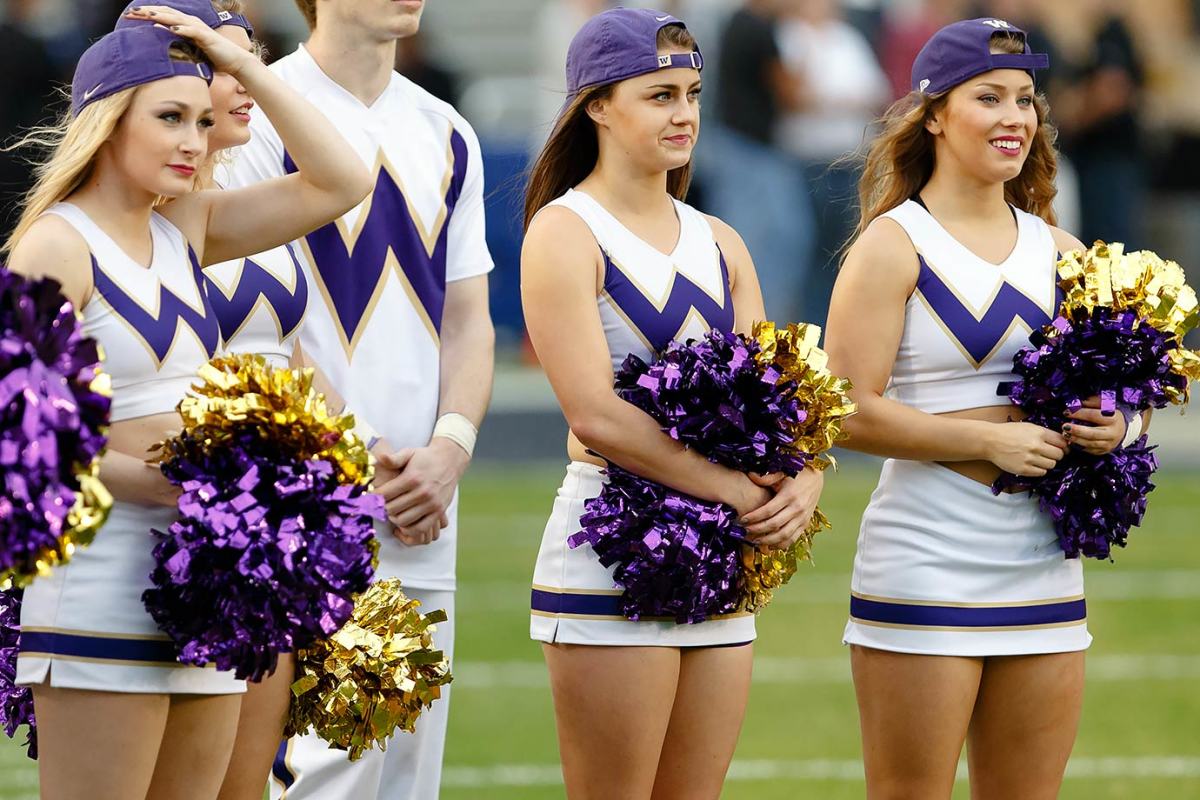 Washington-Huskies-cheerleaders-CEY1512261497_Wash_VS_SMISS.jpg