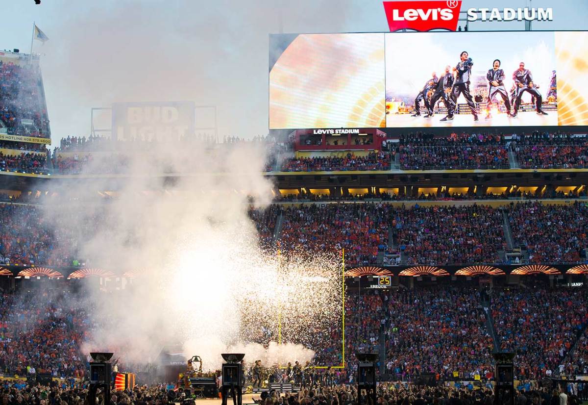 Super-Bowl-50-halftime-show-Bruno-Mars-SI126_TK1_02808.jpg