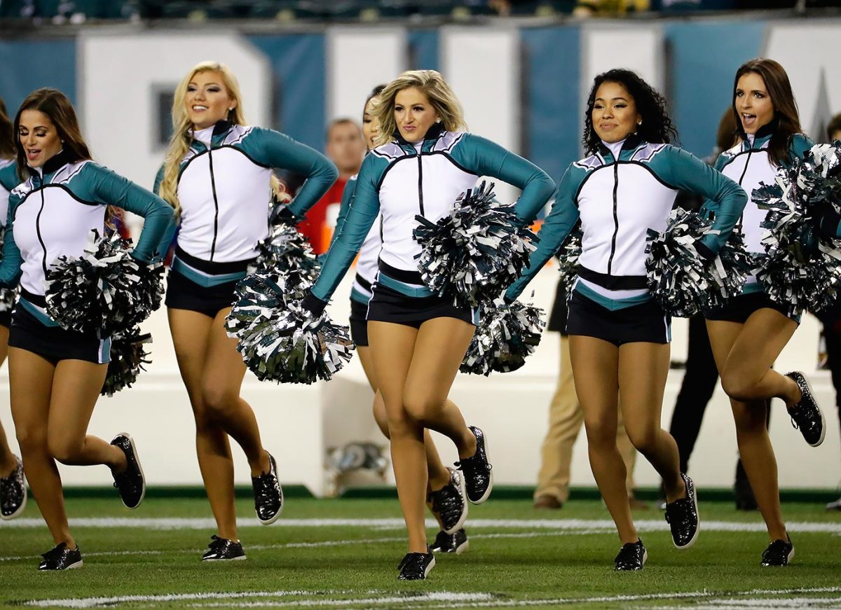 Philadelphia-Eagles-cheerleaders-AP_16334047414205.jpg