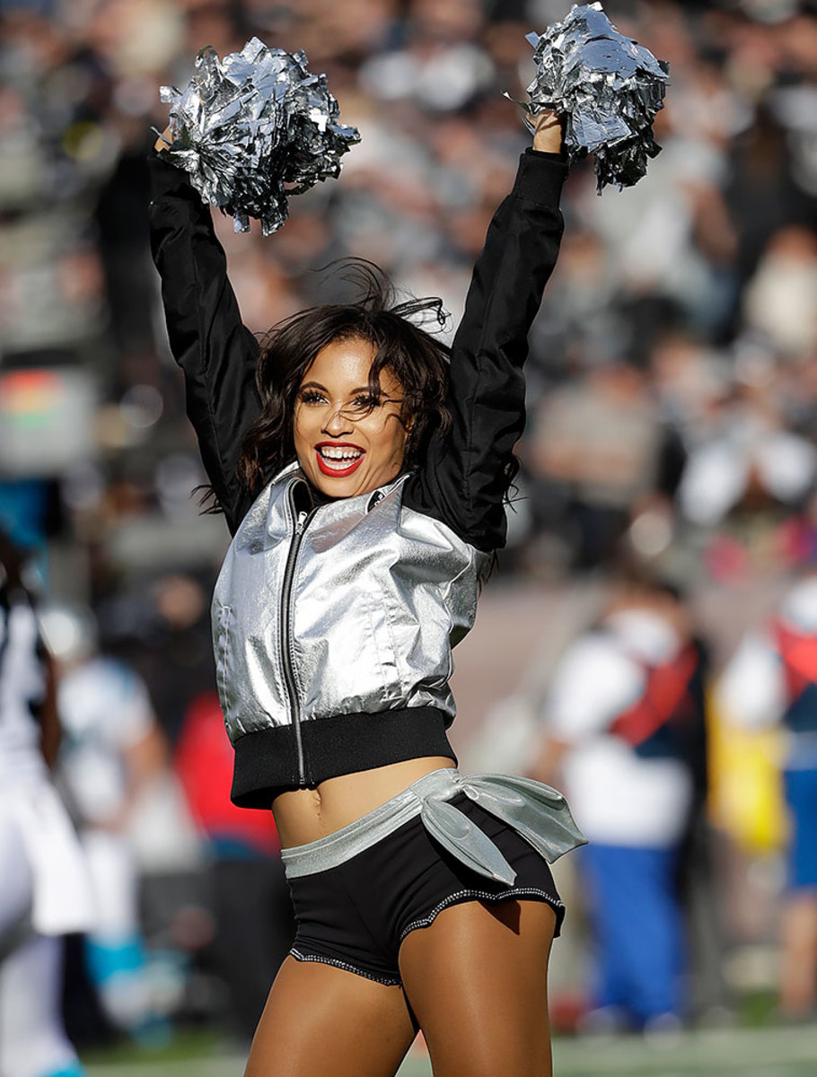 Oakland-Raiders-Raiderettes-cheerleaders-AP_16332822917705.jpg