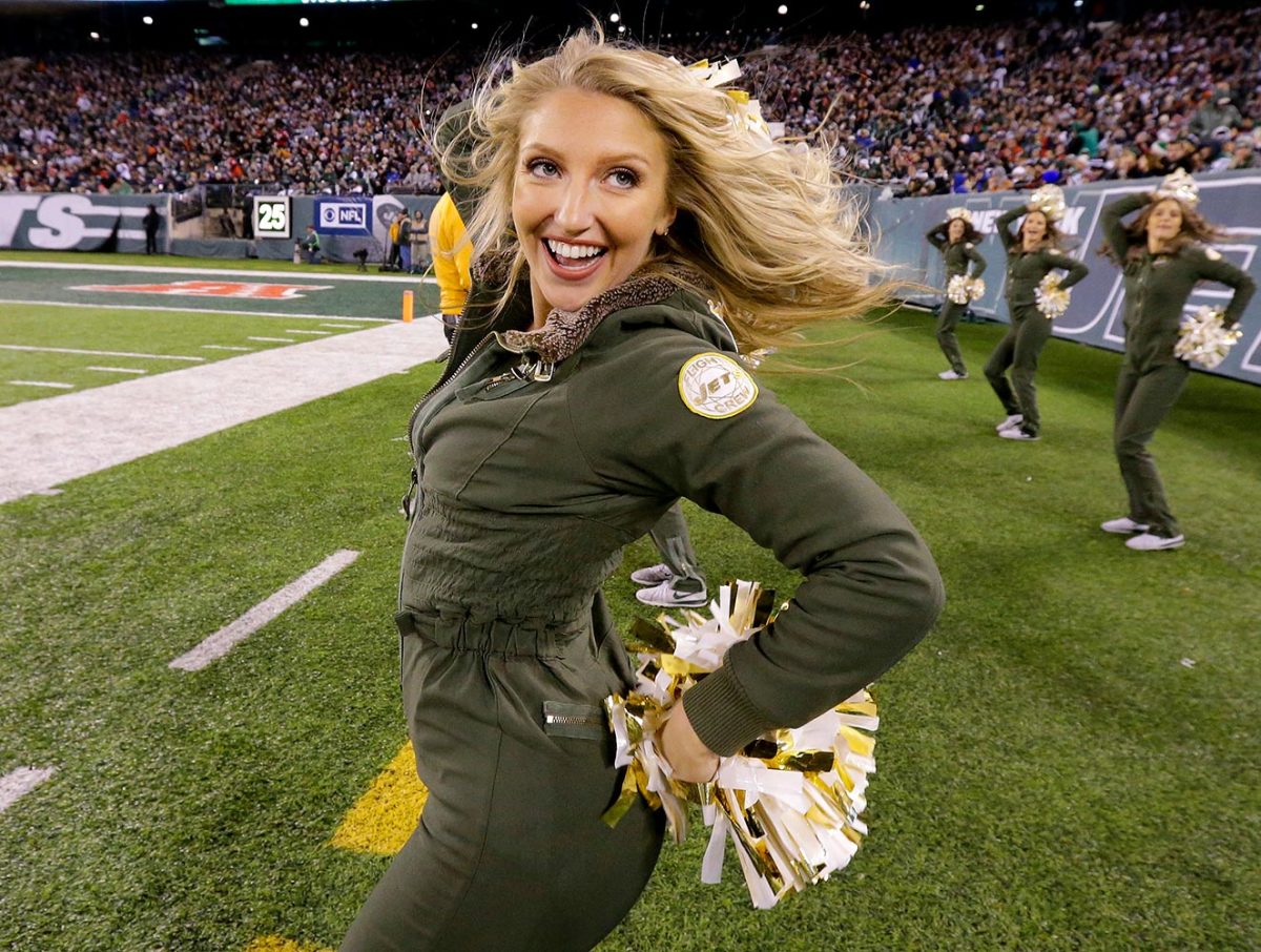 New-York-Jets-Flight-Crew-cheerleaders-AP_16332846082236.jpg