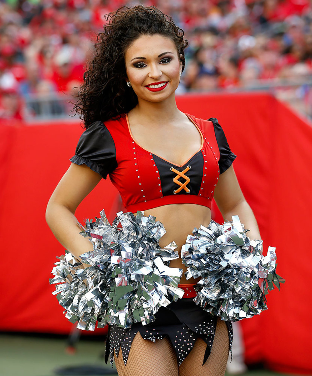 Tampa-Bay-Buccaneers-cheerleaders-GettyImages-626630244_master.jpg