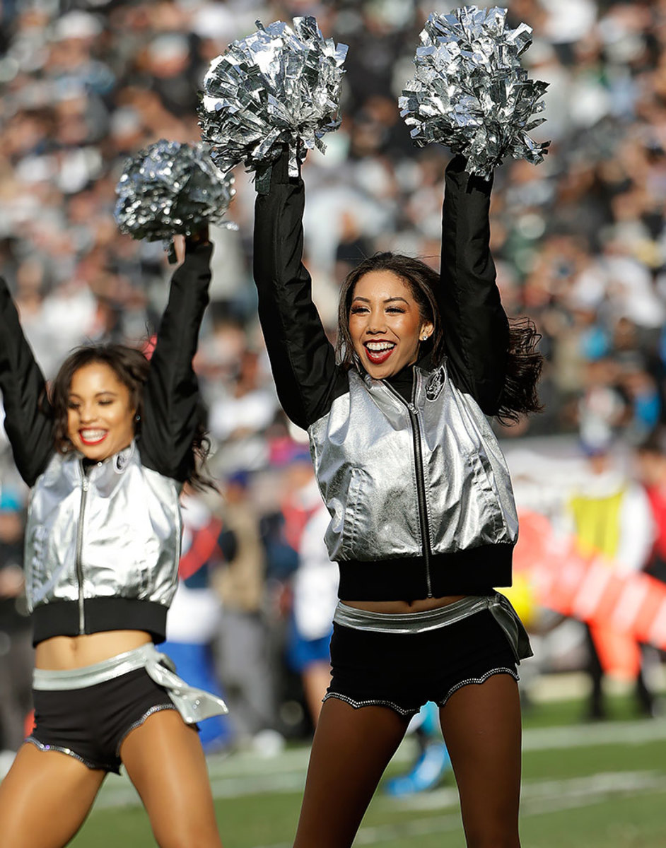 Oakland-Raiders-Raiderettes-cheerleaders-AP_16332822965855.jpg