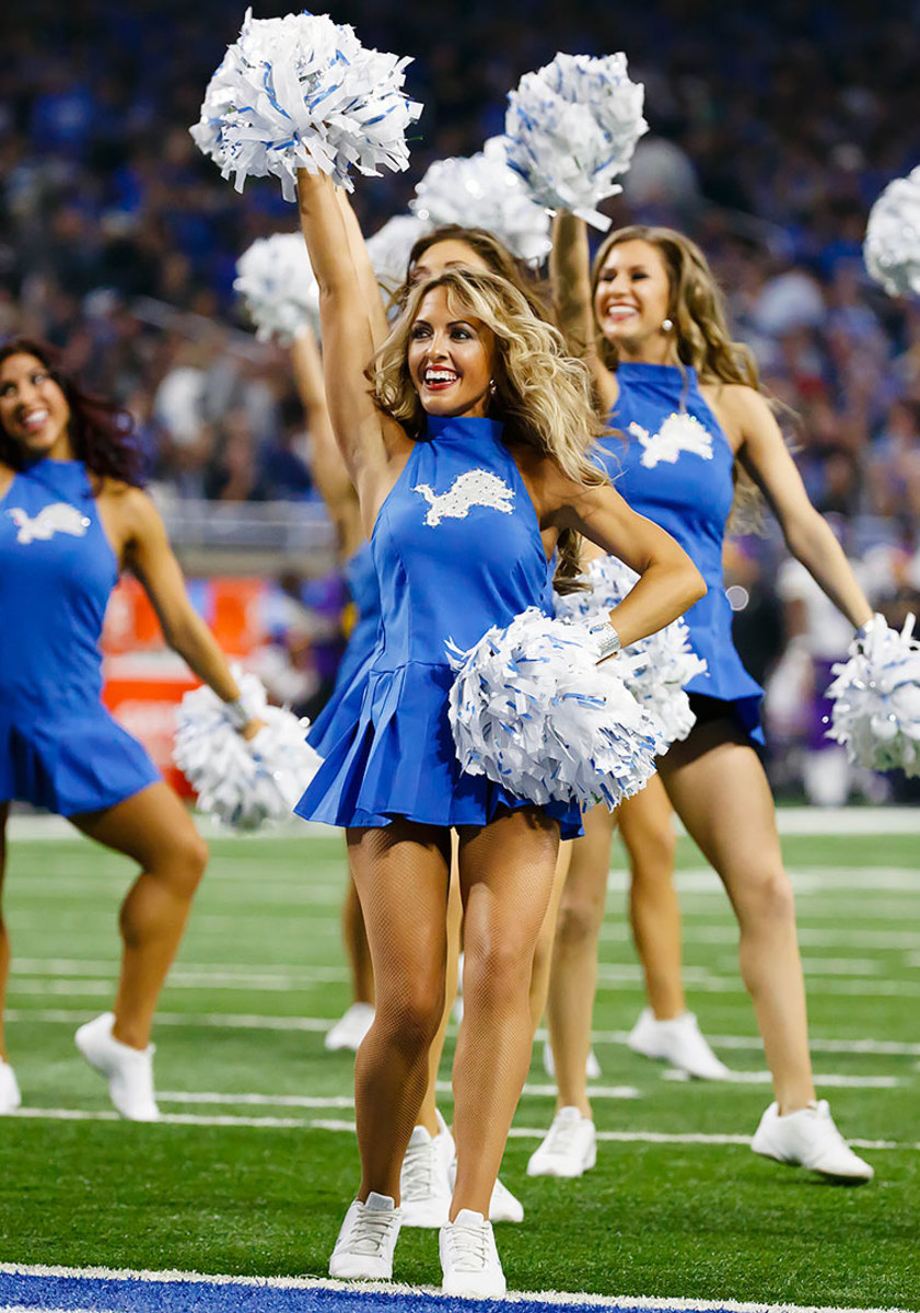 Detroit-Lions-cheerleaders-AP_16330610210020.jpg