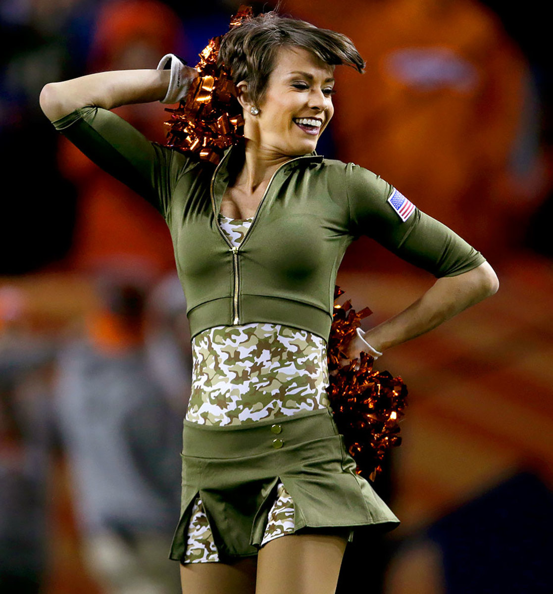 Denver-Broncos-cheerleaders-AP_237107898607.jpg