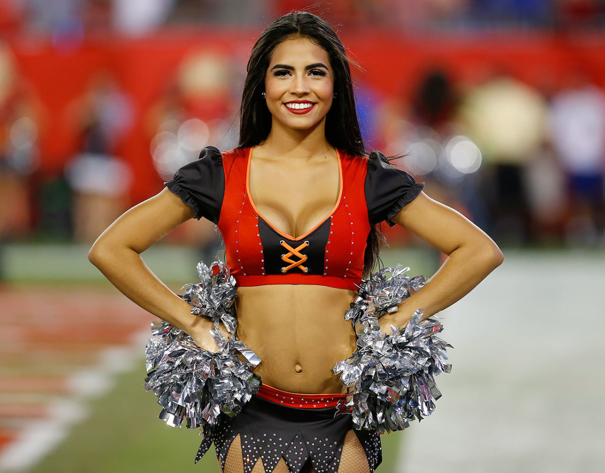 Tampa-Bay-Buccaneers-cheerleaders-GettyImages-626202568_master.jpg