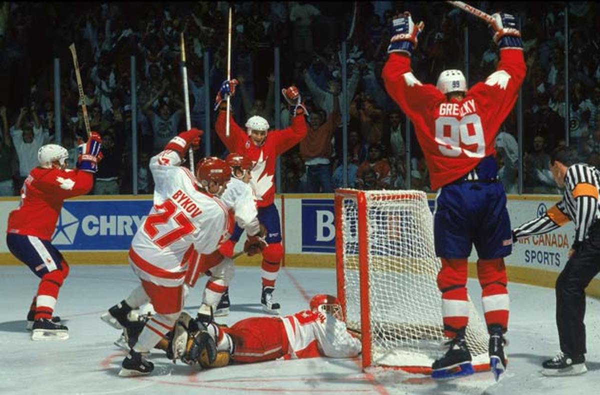 Mario Lemieux (center) and Wayne Gretzky (99) celebrated the winner in Game 2 of the 1987 Canada Cup.