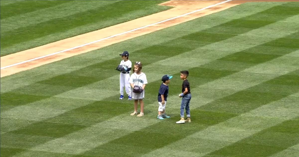 Seattle Mariners' Felix Hernandez's son threw first pitch (video