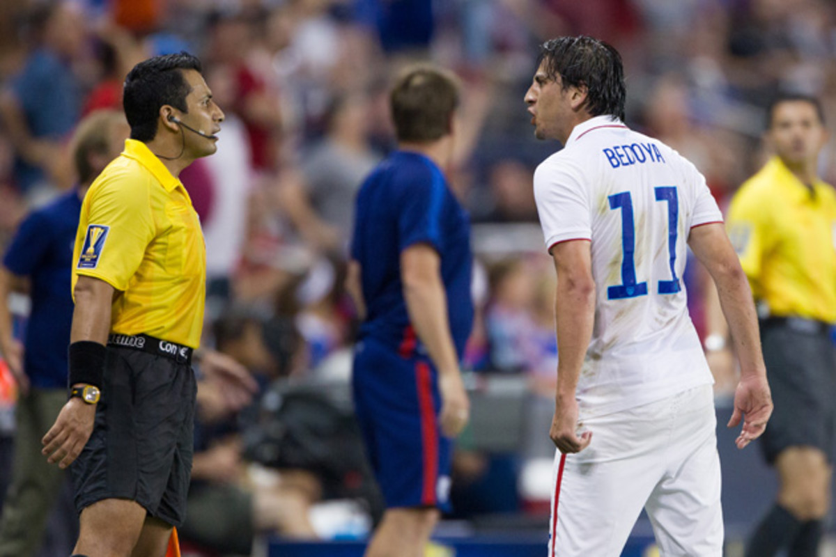 bedoya-gold-cup-referee.jpg