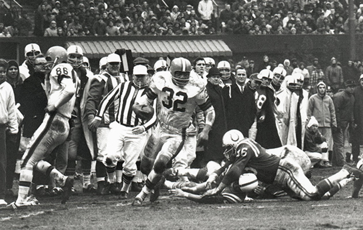 Jim Brown carries the ball during the 1964 NFL Championship. 