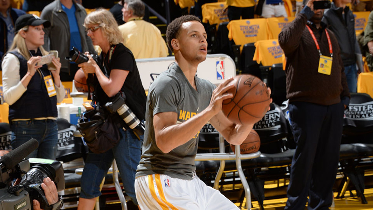 Video Stephen Curry hits shot from tunnel before game vs Rockets(01)