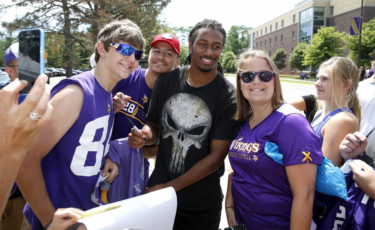 Minnesota-Vikings-Trae-Waynes-fans.jpg