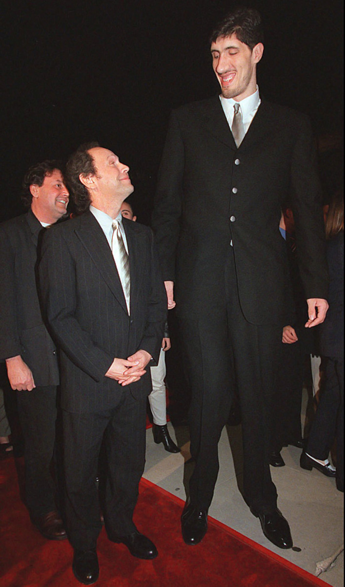 gheorghe-muresan-billy-crystal-my-giant.jpg