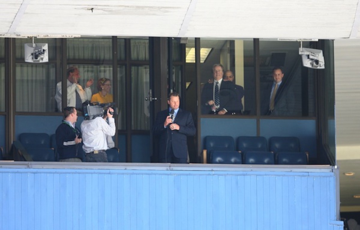 Roger Clemens announces his return in George Steinbrenner's box