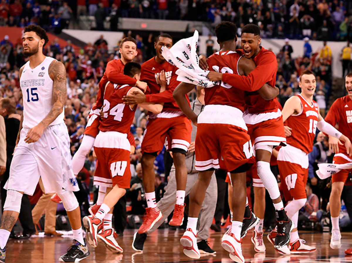 cauley-stein-walks-off-court.jpg