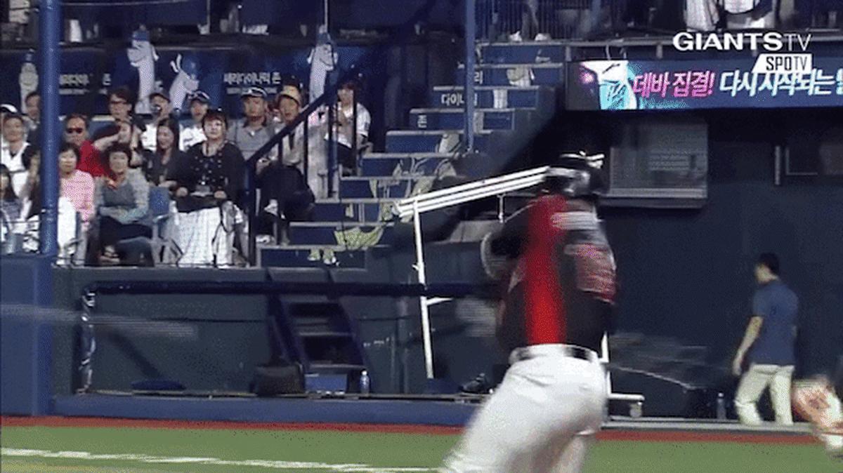 korean_bat_flip.gif