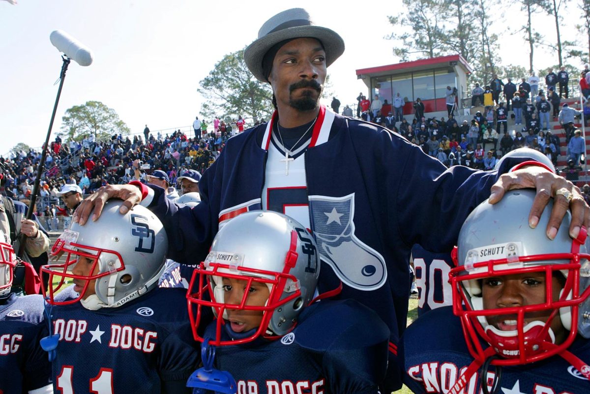 2005-0205-Snoop-Dogg-Snooper-Bowl.jpg