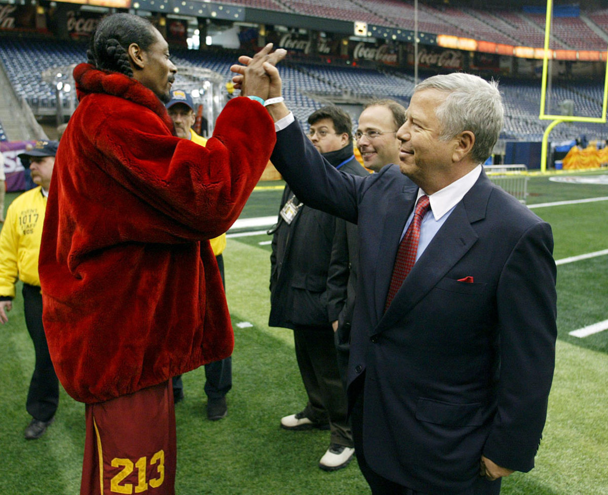 2004-0131-Snoop-Dogg-Robert-Kraft.jpg