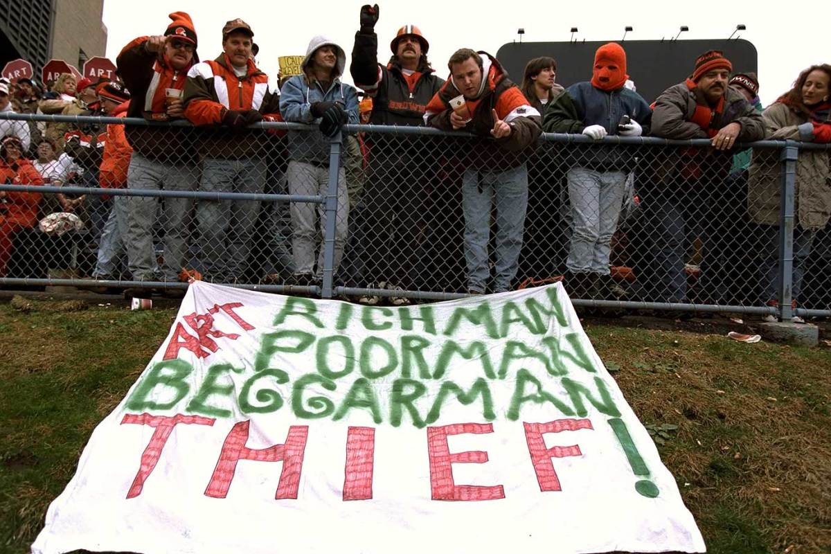1995-1119-Cleveland-Browns-fans-sign-05249367.jpg