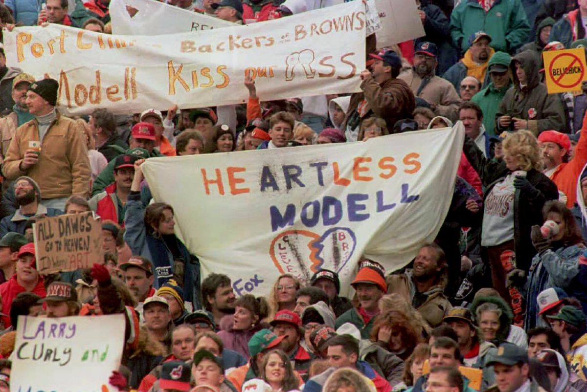 1995-1119-Cleveland-Browns-fan-signs-GettyImages-51993438_master.jpg