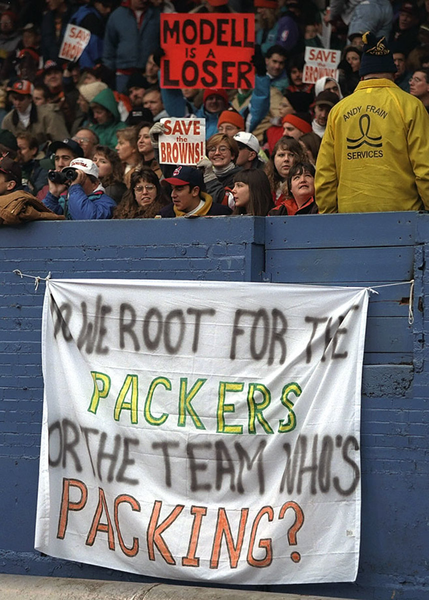 1995-1119-Cleveland-Browns-fans-sign-GettyImages-228242_master.jpg