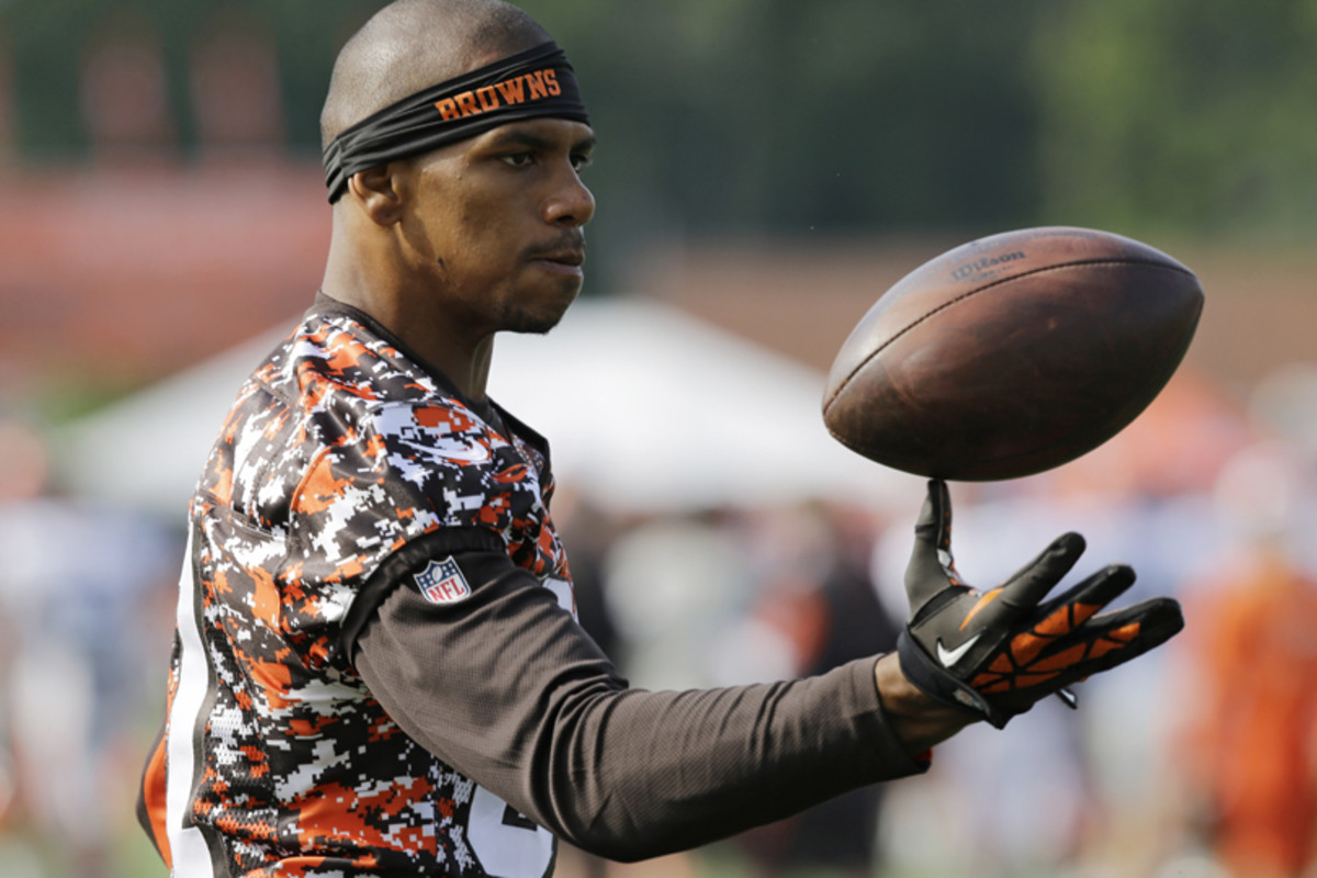 New England Patriots: Terrelle Pryor works out after Browns cut