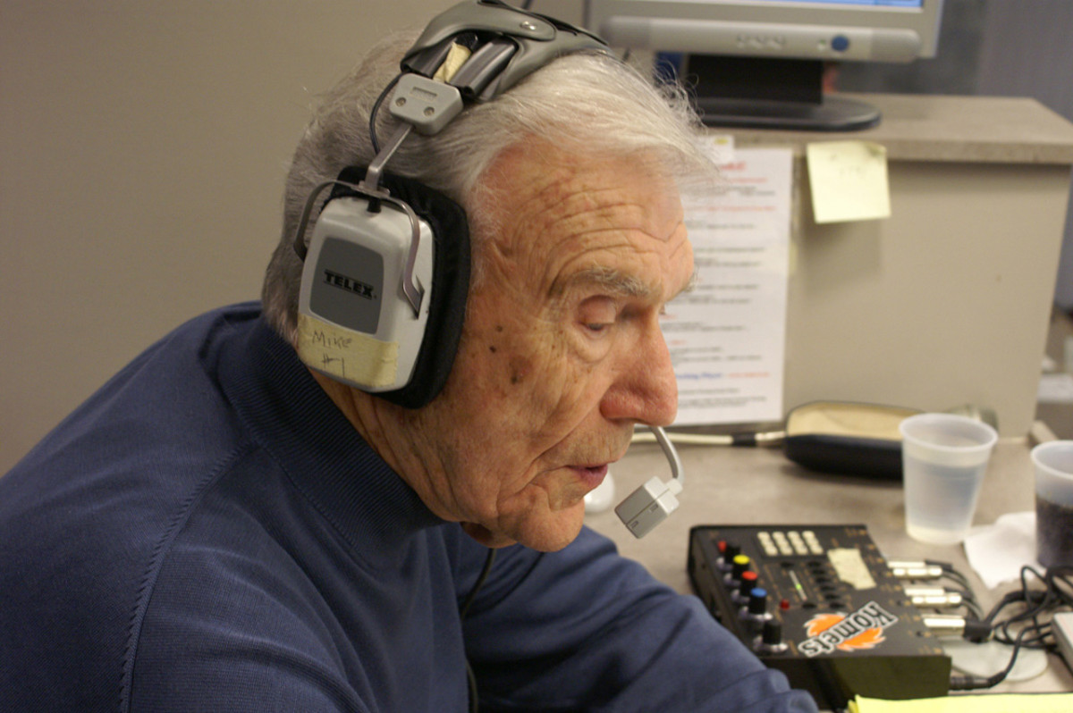 bob-cole-fort-wayne-comets-broadcast.jpg