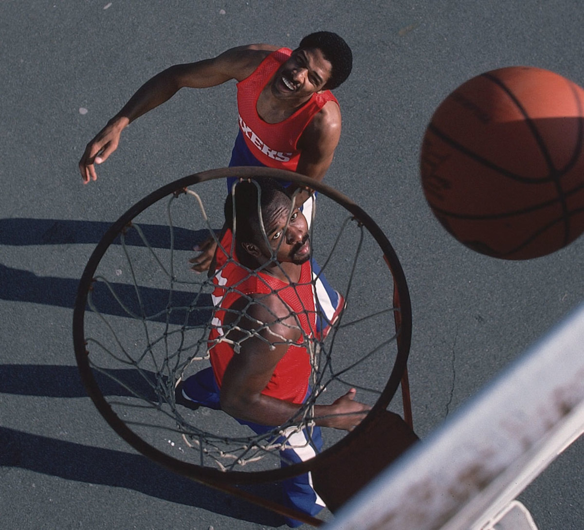 1982-Dr-J-Julius-Erving-Moses-Malone-001093290.jpg