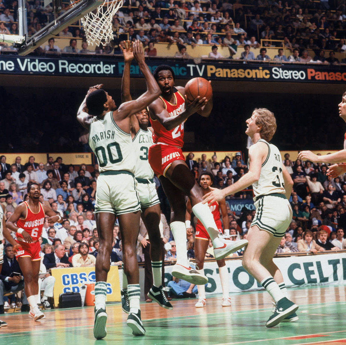 SI Photo Blog — Moses Malone shoots over Kareem Abdul-Jabbar and