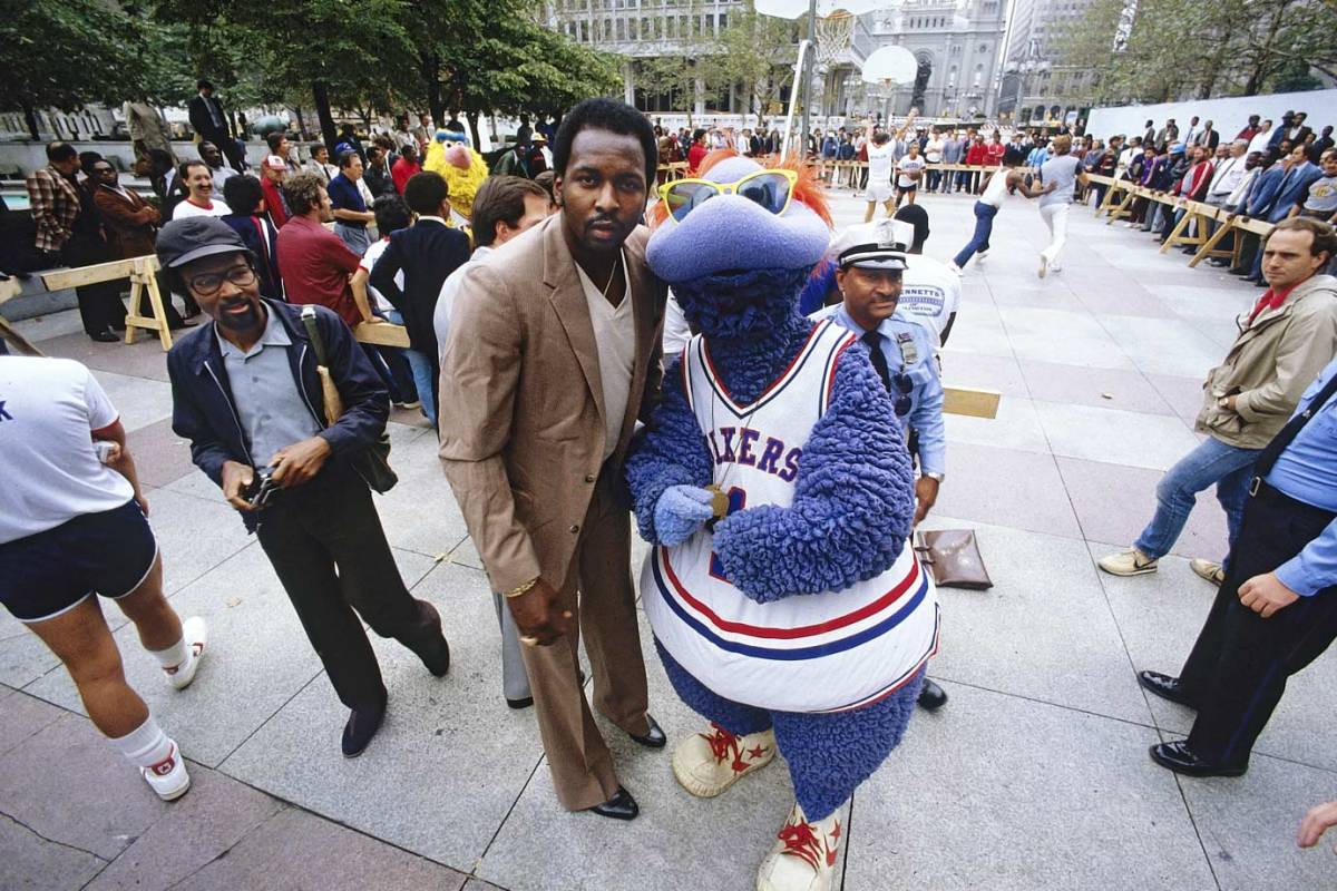 1982-Moses-Malone-76ers-mascot-Big-Shot-079083104.jpg