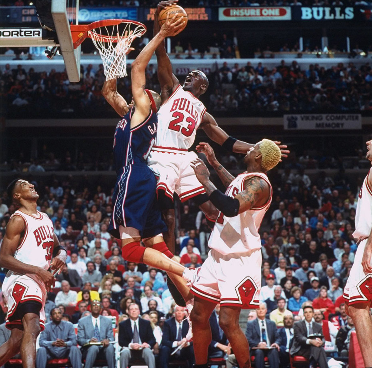 1998-Michael-Jordan-Chris-Gatling-05771894.jpg