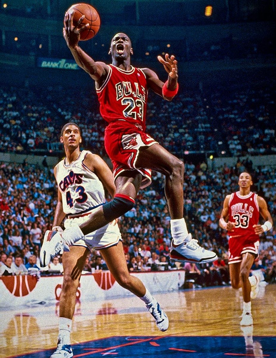 Michael Jordan wins 1988 Slam Dunk Contest at All-Star Weekend Photo  Gallery