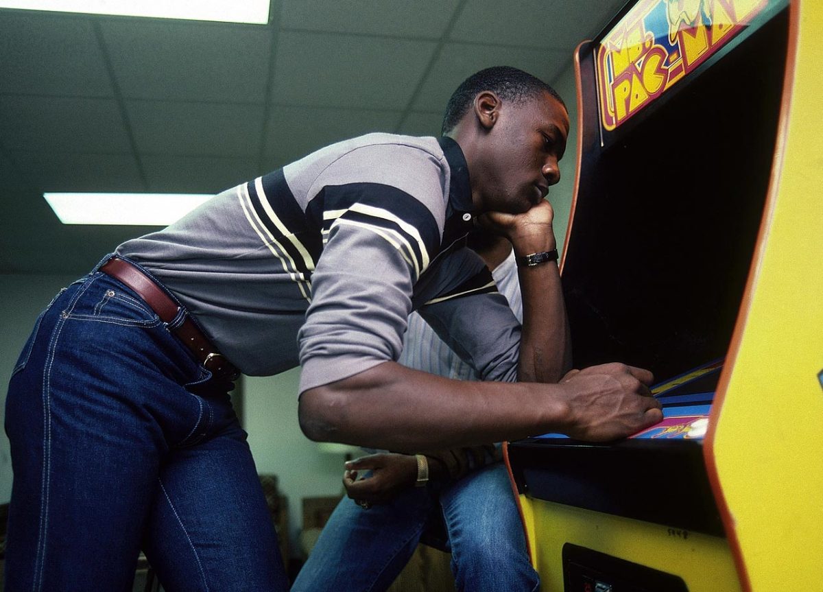 1983-Michael-Jordan-Ms-Pac-Man-079000335.jpg