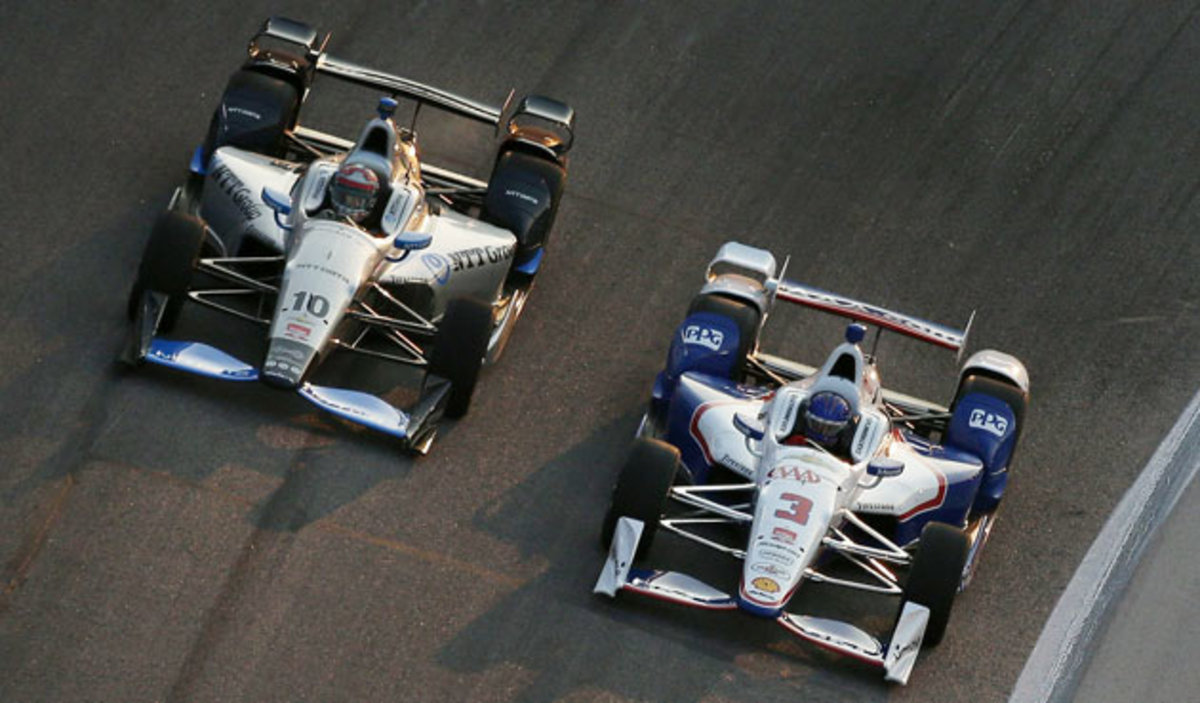 Keeping my nose in front of Tony Kanaan (left) during the Firestone 600 at Texas Speedway.