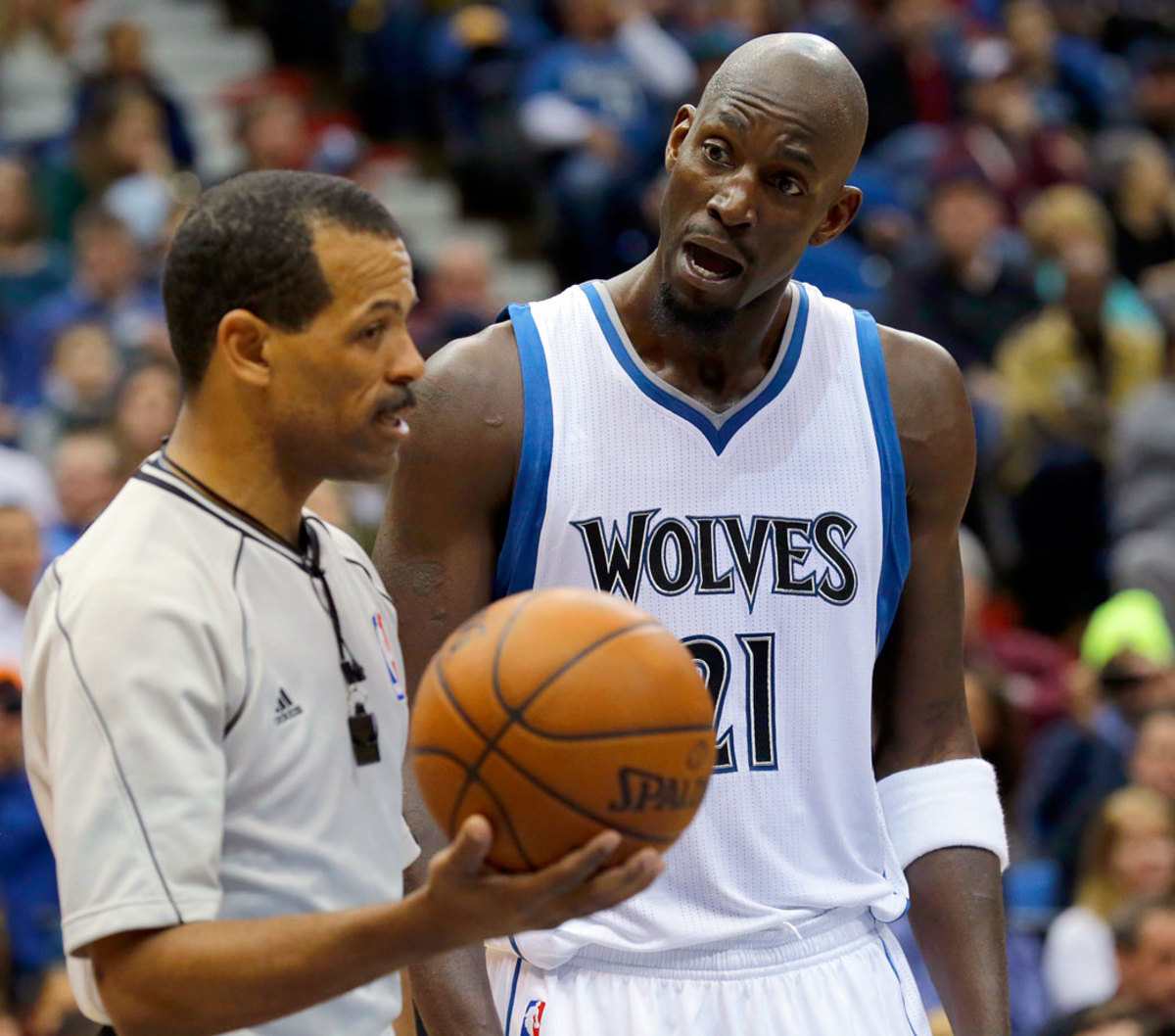 Kevin-Garnett-Eric-Lewis-2015-0228-foul-face-react.jpg