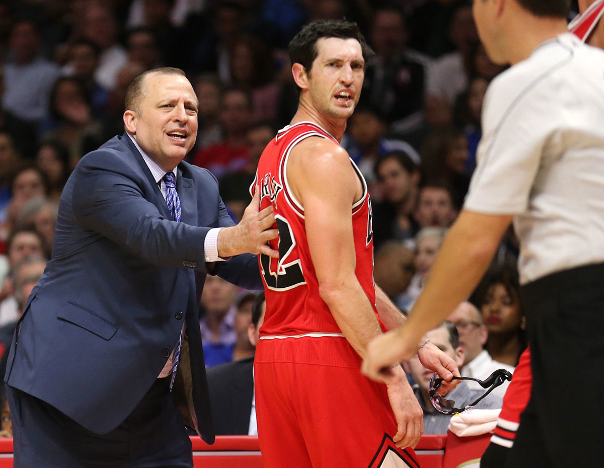 Kirk-Hinrich-2014-1117-foul-face-react.jpg
