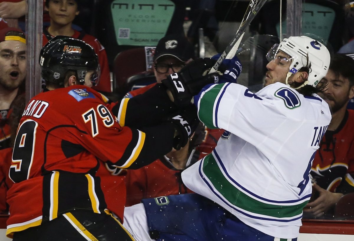 Калгари. Хк калгари флэймз 2021. Футбол хоккей. Калгари флэймз ванкувер кэнакс матч. Калгари флэймз ванкувер кэнакс.