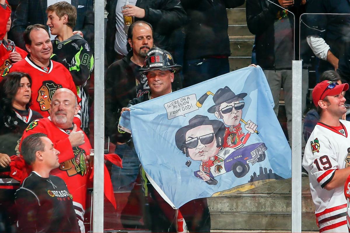 Chicago-Blackhawks-fans-470585628.jpg