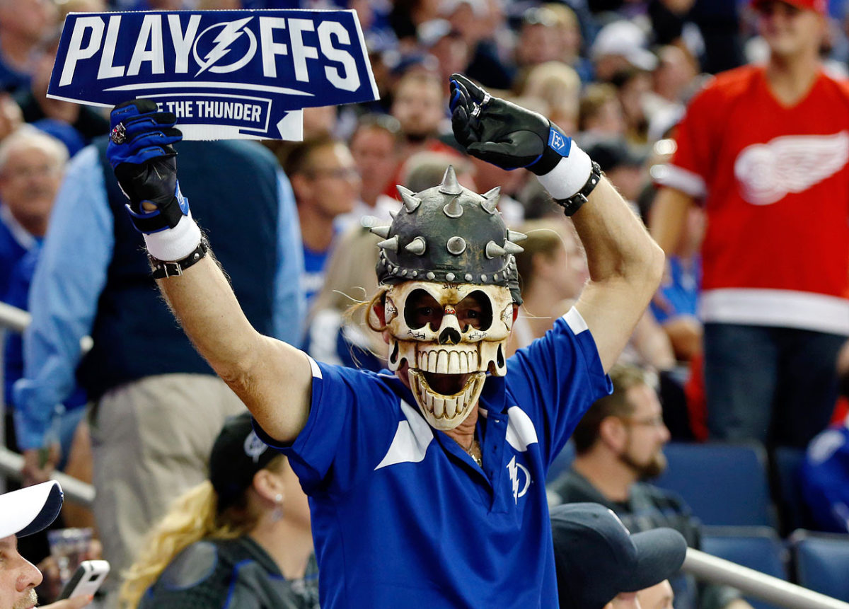 Tampa-Bay-Lightning-fans-470256812.jpg