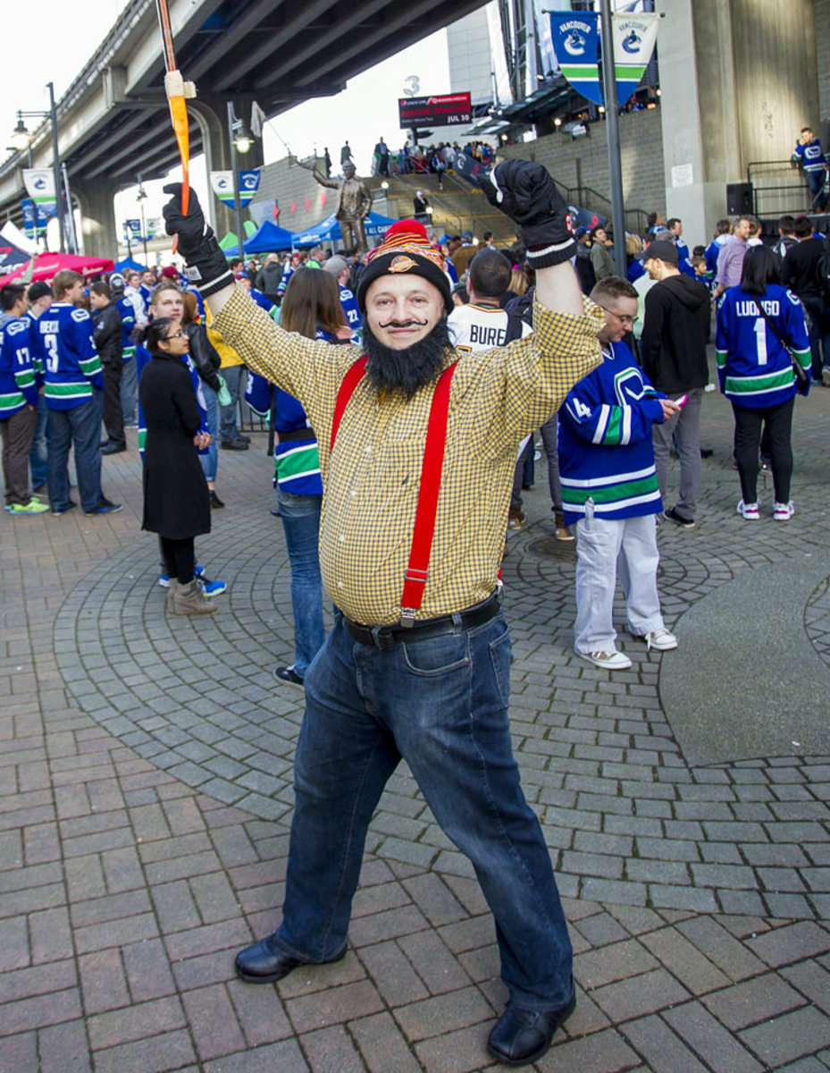 Vancouver-Canucks-fans-10920150415003_cancuks_v_flames.jpg