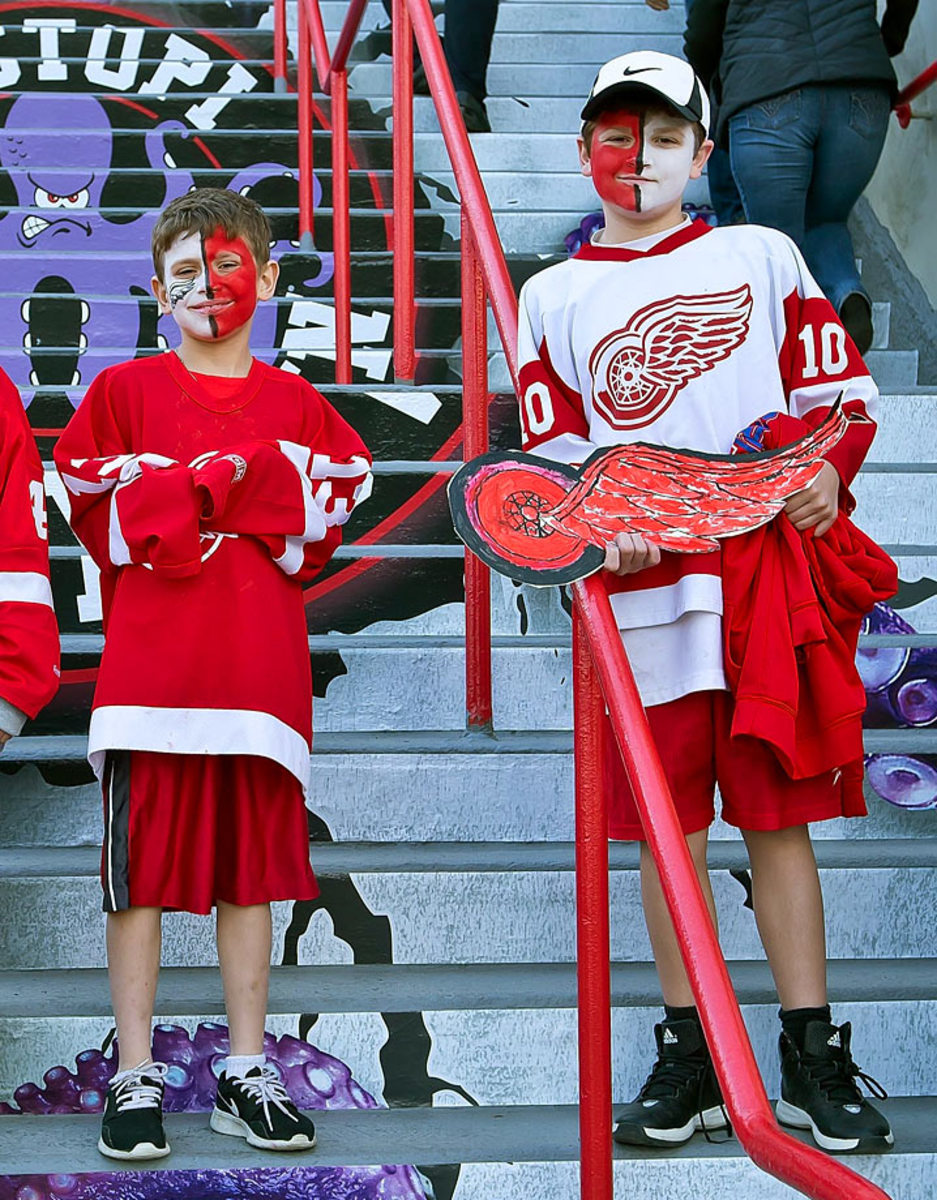 Detroit-Red-Wings-fans-470570292.jpg