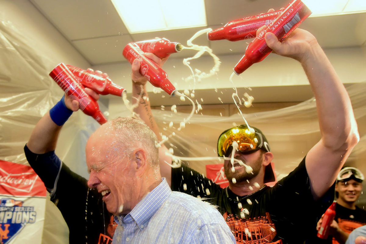 2015-1015-New-York-Mets-celebration-Sandy-Alderson.jpg