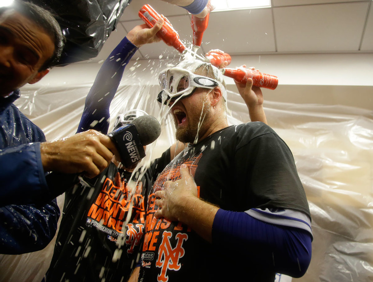 2015-1015-New-York-Mets-celebration-Lucas-Duda-X160048_TK1_1478.jpg