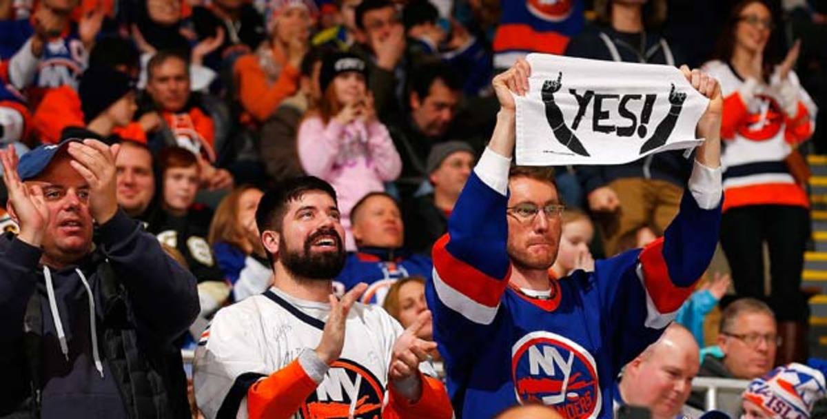 Islanders-fans-stobe.jpg