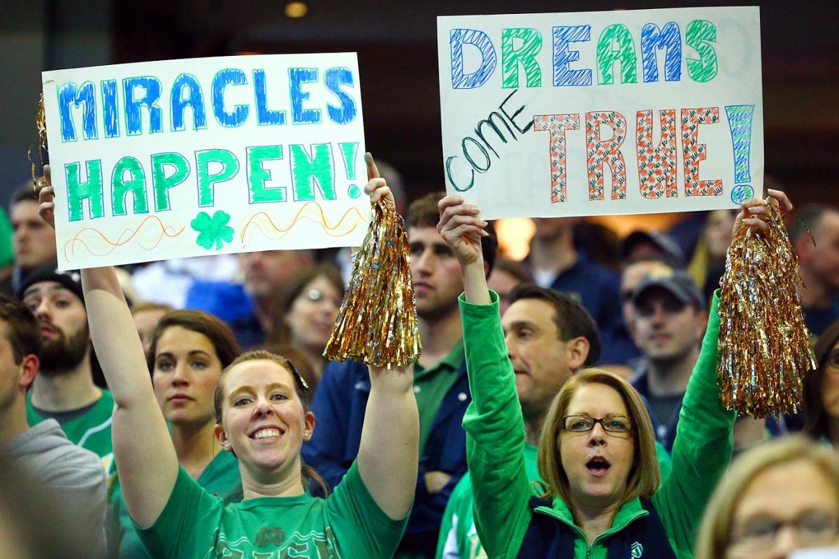 Notre-Dame-Fighting-Irish-fans-X159456_TK1_3202.jpg