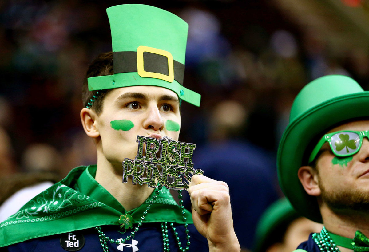 Notre-Dame-Fighting-Irish-fans-DKX29962.jpg