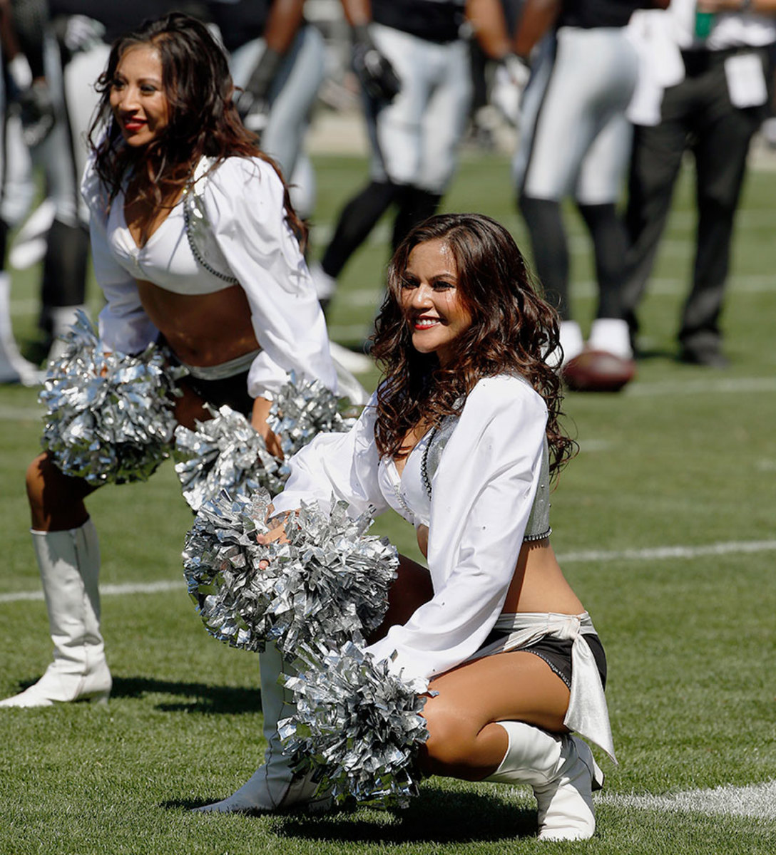 Oakland-Raiders-Raiderettes-cheerleaders-AP_280647206360.jpg