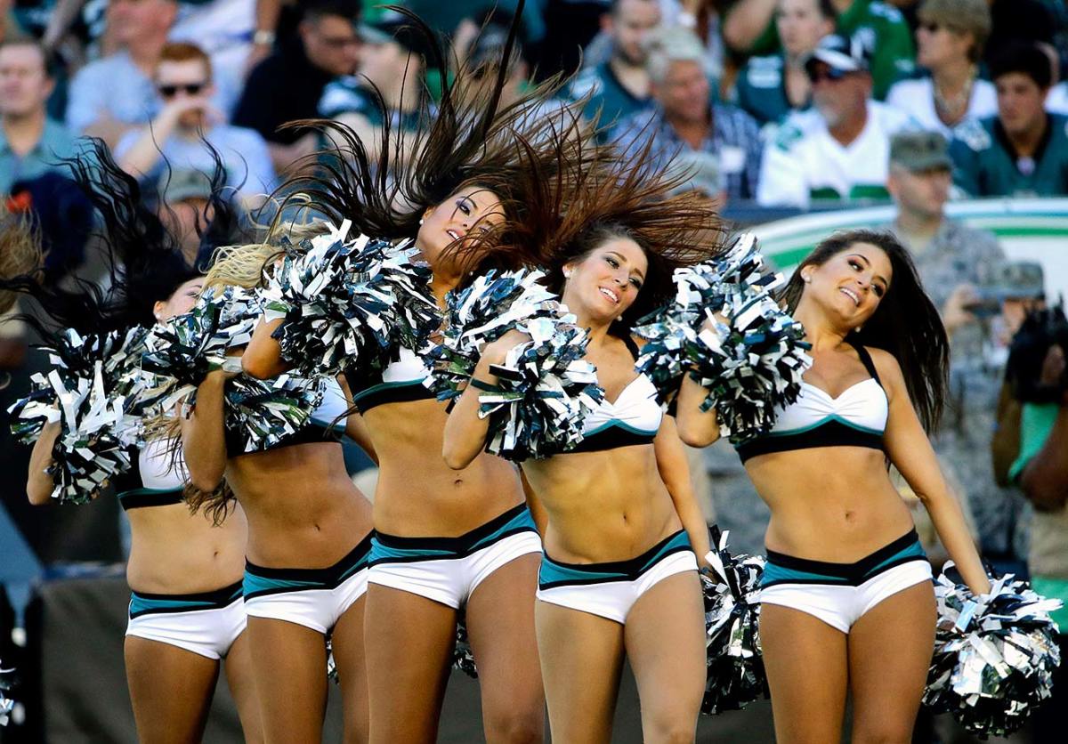Philadelphia-Eagles-cheerleaders-AP_980935913125.jpg